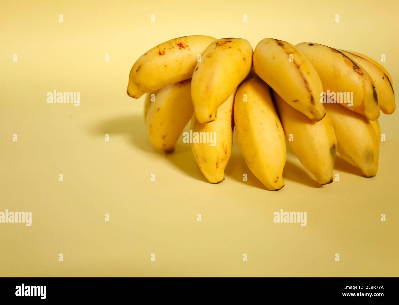 mazzo di banana isolato su sfondo giallo Foto Stock