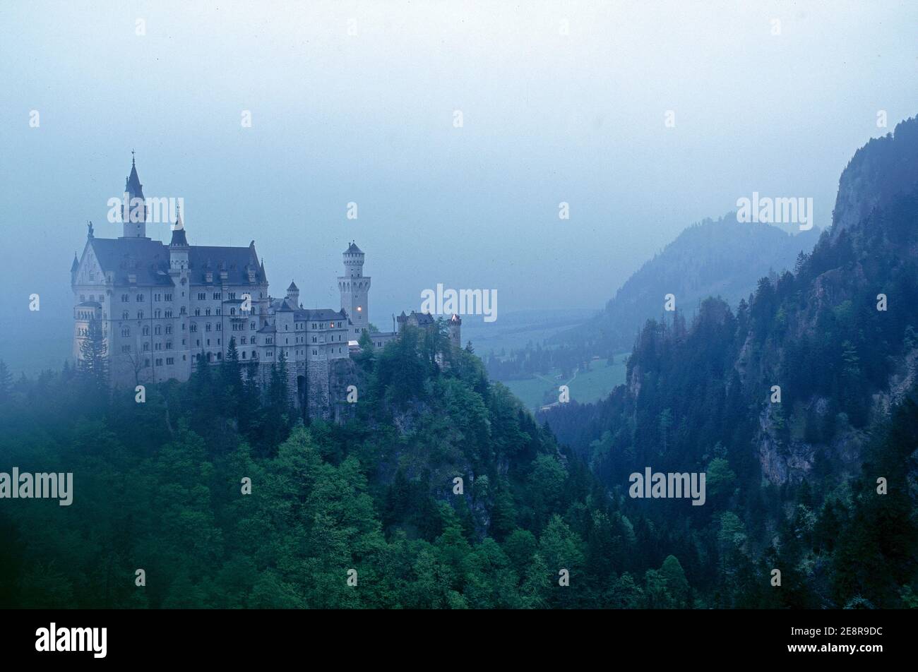 Germania/Baviera/Re Ludwigs Castel , Castello Neuschwanstein nella nebbia Foto Stock