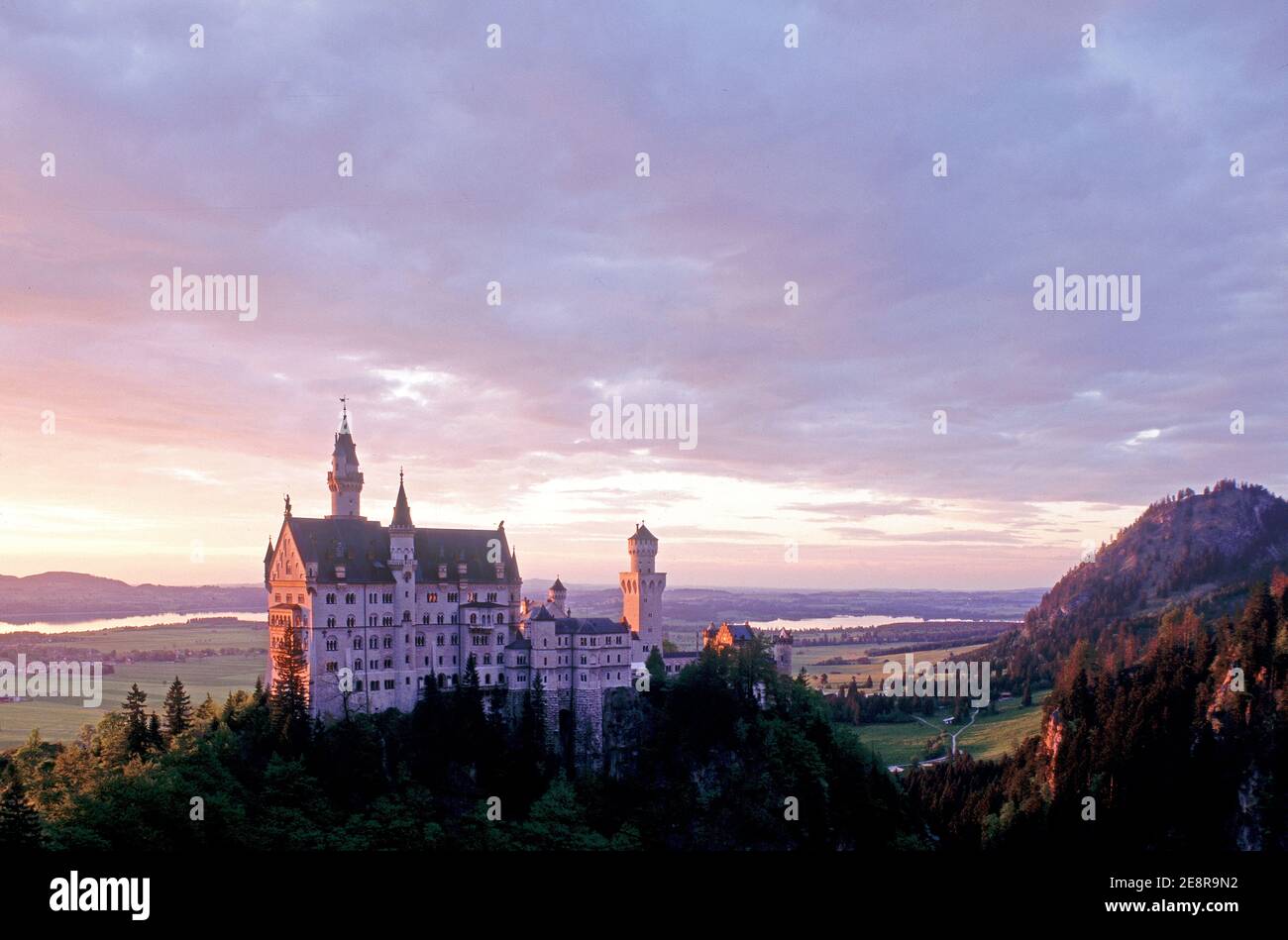 Castello di Neuschwanstein durante la serata estiva. Foto Stock