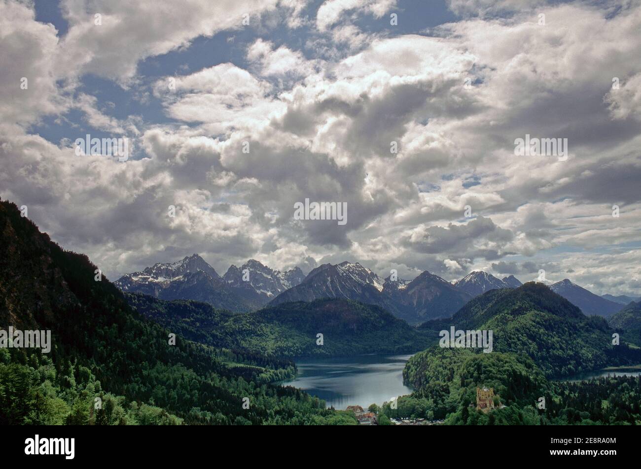 Alpsee al castello di neuschwanstein e hohenschwangau - lago vicino a Fuessen in uno splendido scenario di montagna di Allgaeu, Baviera, Germania Foto Stock