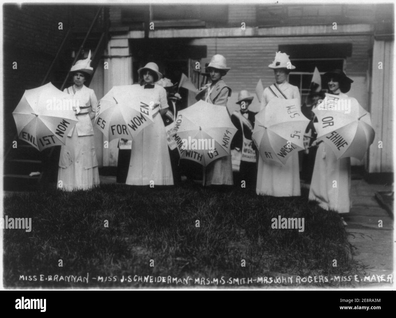 Sig.na (E.) Brannan, Miss (J.S.) Schweiderman, Sig.ra (M.S.) Smith, la signora (John) Rogers e la signora (E.) Mayer (holding umberllas), New York City, maggio 1912 Foto Stock