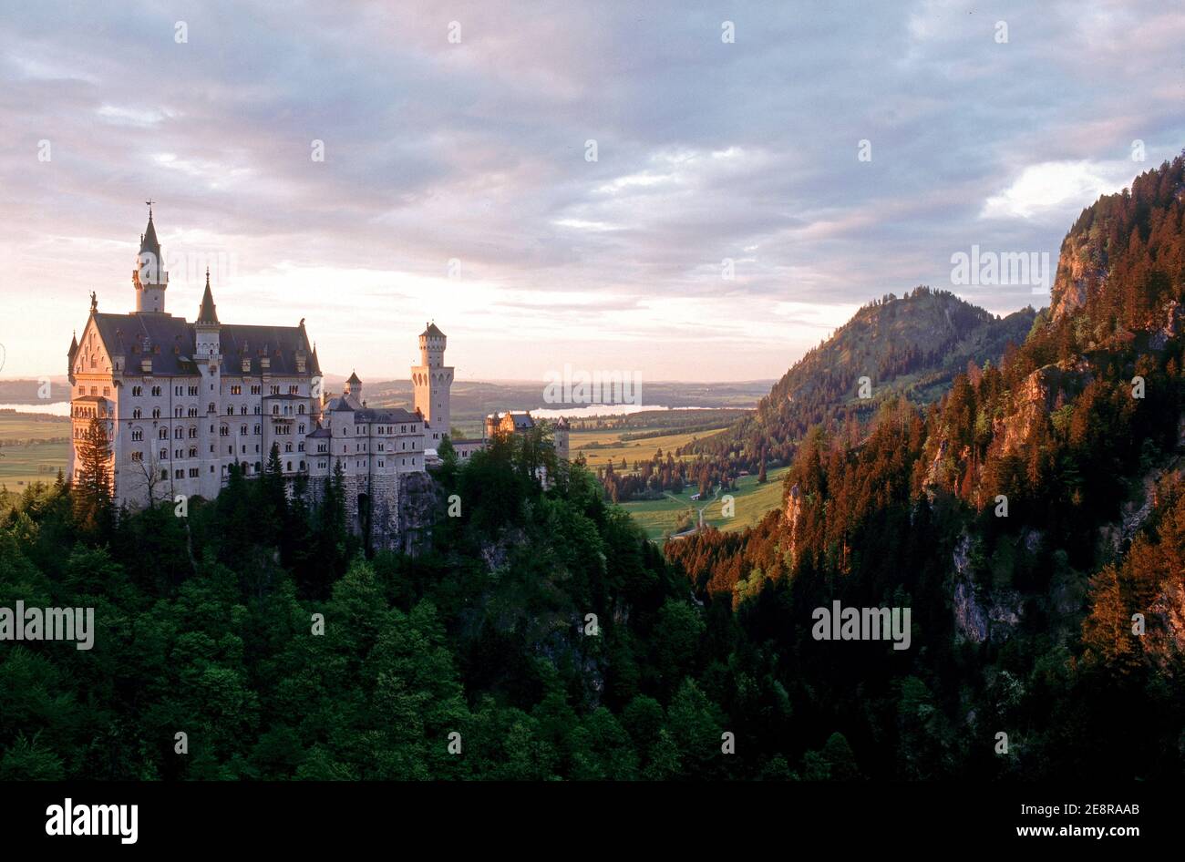 Castello di Neuschwanstein durante la serata estiva. Foto Stock