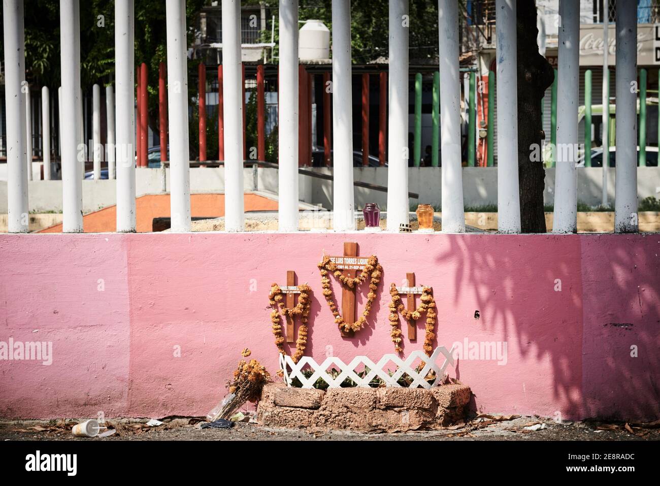 Un monumento a bordo strada, all'esterno di un parco giochi, delle vite perse a causa della violenza ad Acapulco, Guerrero, Messico. L'idea è che le croci sono poste dove la persona è stata uccisa in modo che la loro famiglia può venire e 'prendere la loro ombra' credono che l'anima cade a terra quando una persona è uccisa in modo che la famiglia venga a prenderli. Questo è un rituale cattolico e dopo nove giorni le croci sono destinate ad essere rimosse e portate in una chiesa. Foto Stock