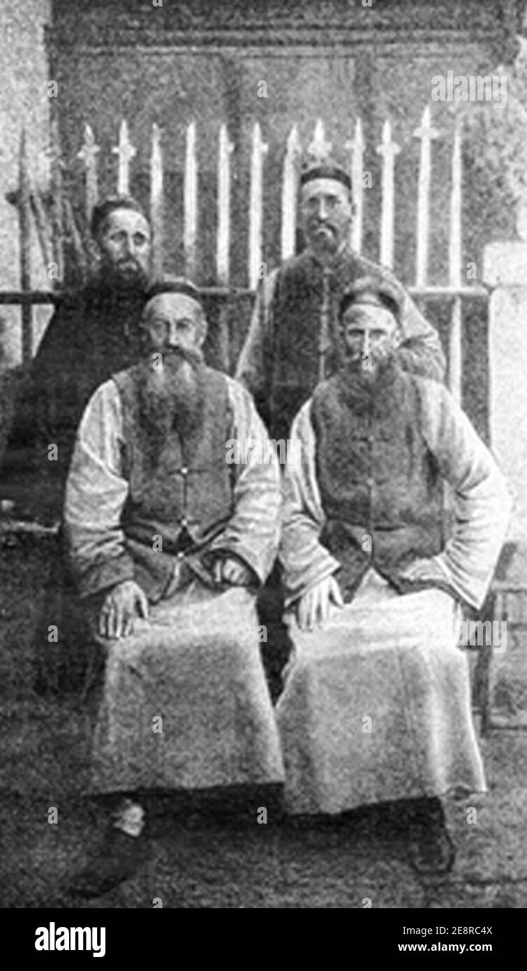 Missionari tatsienlu quattro occidentali a Tatsienlu, 1890, fotografati dal principe Henri d’Orléans. Foto Stock