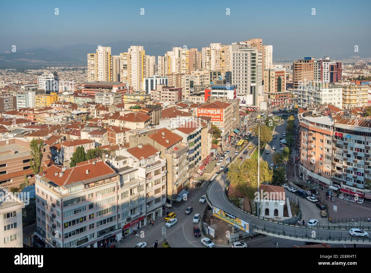 Bursa vista del paesaggio urbano dal distretto di Tophane, Turchia. Foto Stock