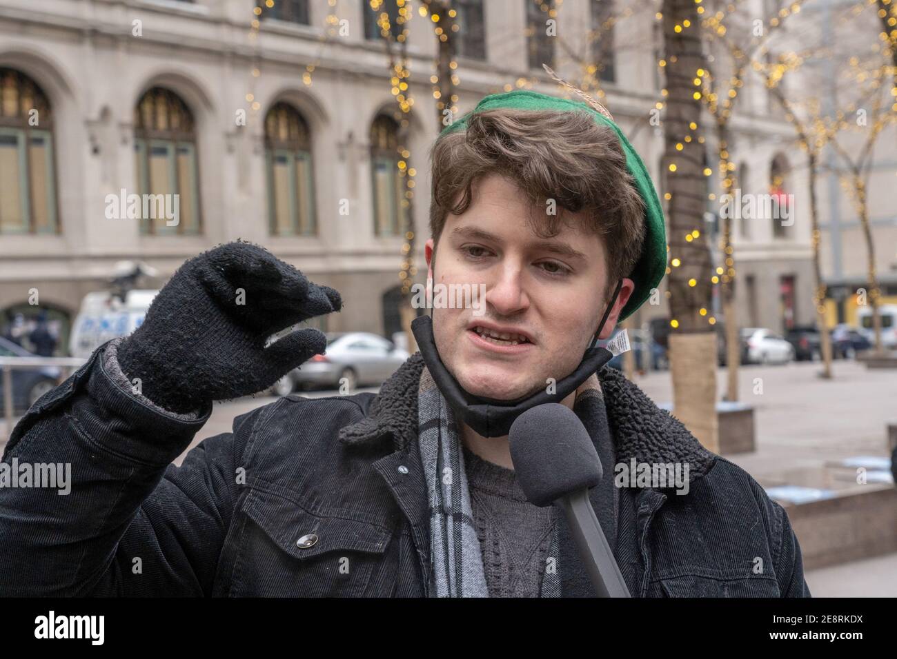 New York, Stati Uniti. 31 gennaio 2021. NEW YORK, NY - GENNAIO 31: Gavin Wax, presidente del New York Young Republican Club, parla durante la protesta 'Re-Occupy Wall Street' sulla controversia di GameStop a Zuccotti Park il 31 Gennaio 2021 a New York City. Diverse dozzine di membri del New York Young Republicans Club si sono riuniti nello Zuccotti Park di Manhattan per protestare contro i manager di fondi hedge di Wall Street che si sono spostati per fermare la corsa del 'piccolo ragazzo' alimentato da Reddit della scorsa settimana sulle azioni del venditore di videogiochi per puntellare su di esso dopo che gli uomini di denaro scommettono su di esso tanking. Credit: Ron Adar/Alamy Live News Foto Stock