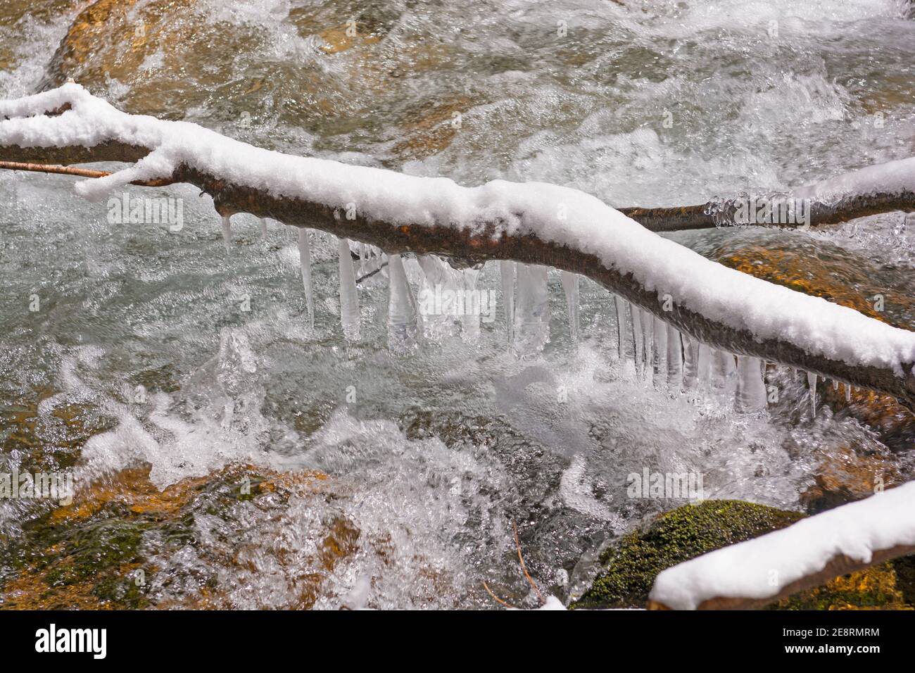 Icicles sopra Big Creek nelle Smoky Mountains Foto Stock