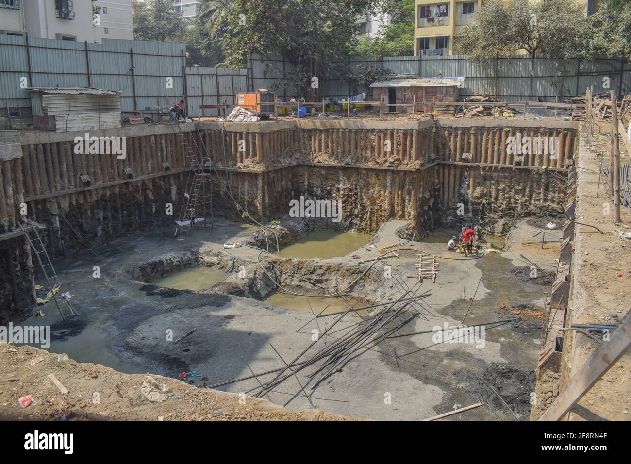 posa di palo in serie al luogo di costruzione con foro di vaso E acqua .Fondazione per ascensore e scala e seminterrato Foto Stock