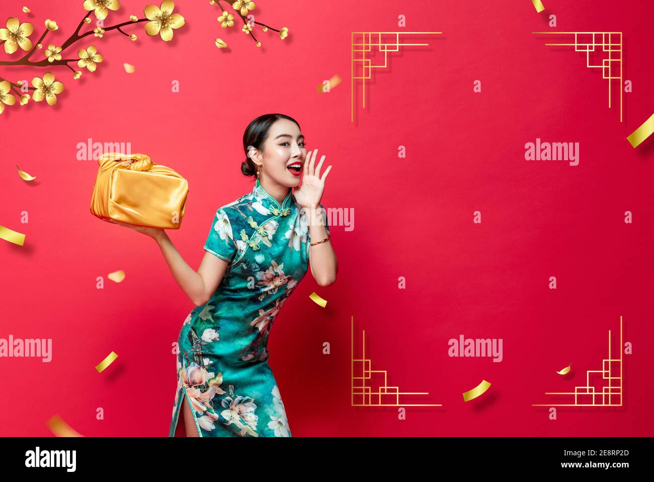 Bella donna asiatica in costume tradizionale con scatola regalo d'oro copping mano e dire qualcosa in rosso stile orientale sfondo con spazio di copia per Foto Stock