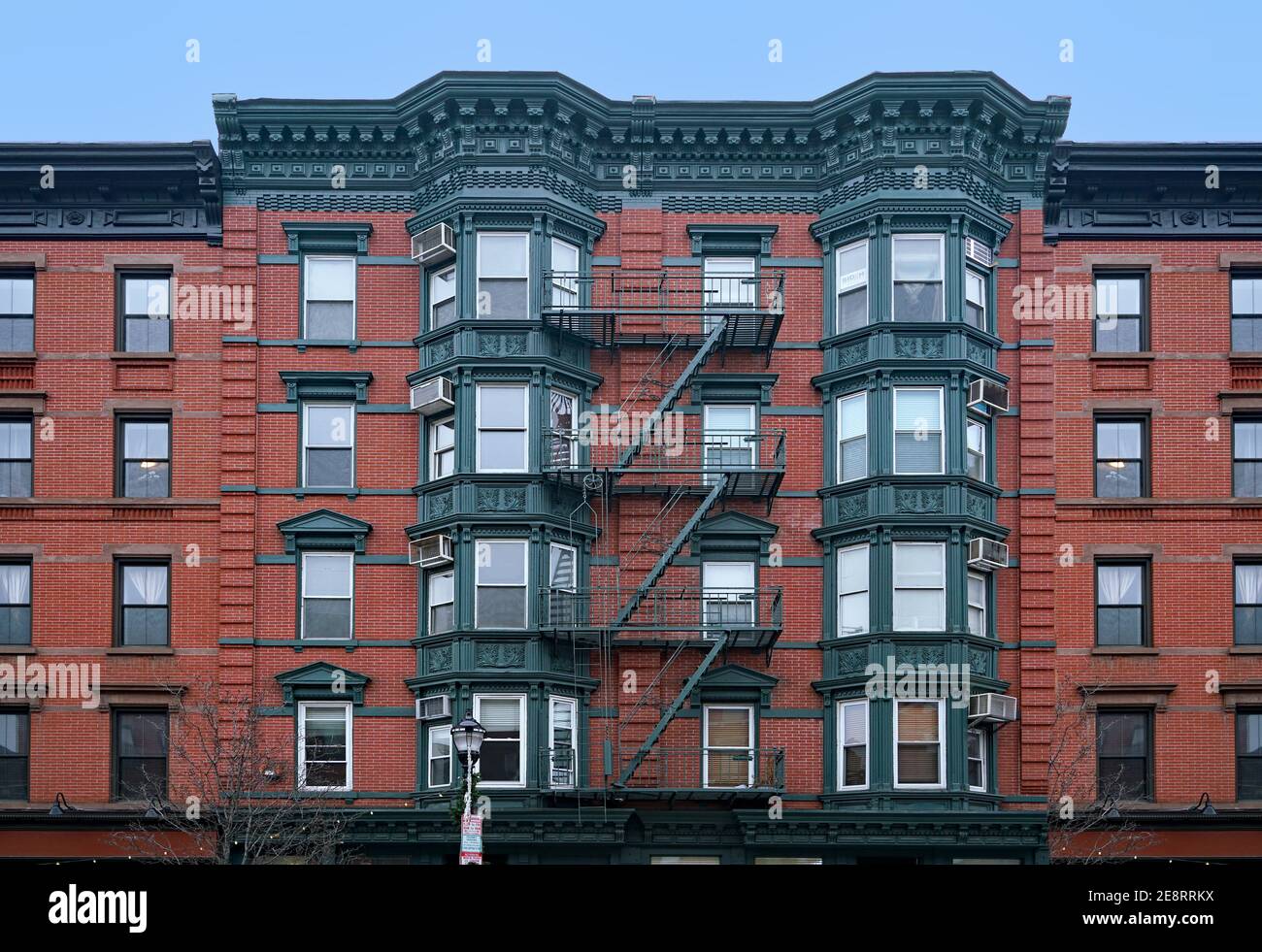 Old New York appartamento edificio con camino esterno fuga Foto Stock