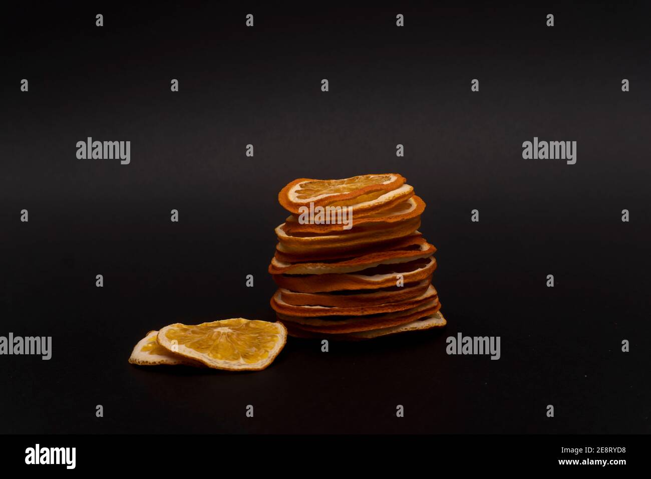 Stack di arance disidratate tagliate a fette e due tagliate a fette di arance secche nelle vicinanze Foto Stock