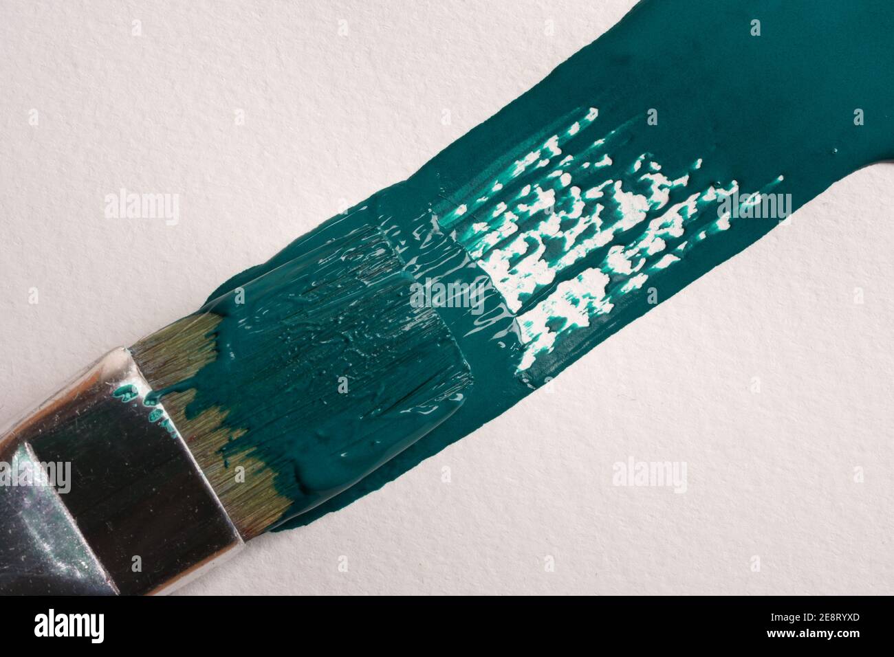 Pennello applica la linea verde acqua di tidesea alla carta, primo piano Foto Stock