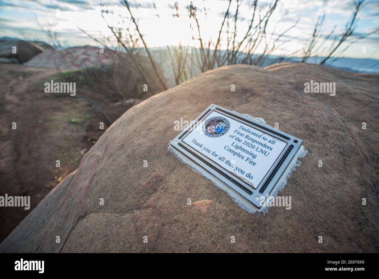 Una lapide commemorativa nella contea di Solano dedicata ai 'primi soccorritori del 2020 LNU lightening complex Fire', con la parola fulmine mal scritta. Foto Stock