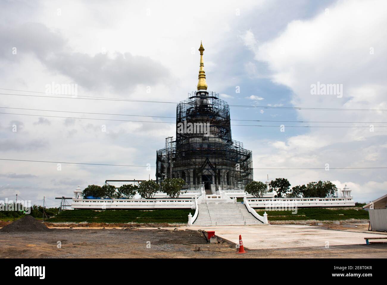 Costruzione sito di costruzione grande stupa o Phra Maha Chedi Luang TA Maha Bua per la visita di persone thailandesi e stranieri Rispetto pregando a Wat Pa Baan Taad Foto Stock