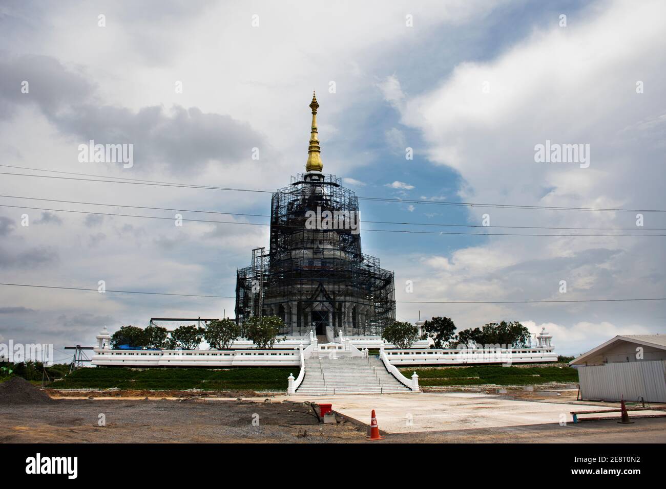 Costruzione sito di costruzione grande stupa o Phra Maha Chedi Luang TA Maha Bua per la visita di persone thailandesi e stranieri Rispetto pregando a Wat Pa Baan Taad Foto Stock