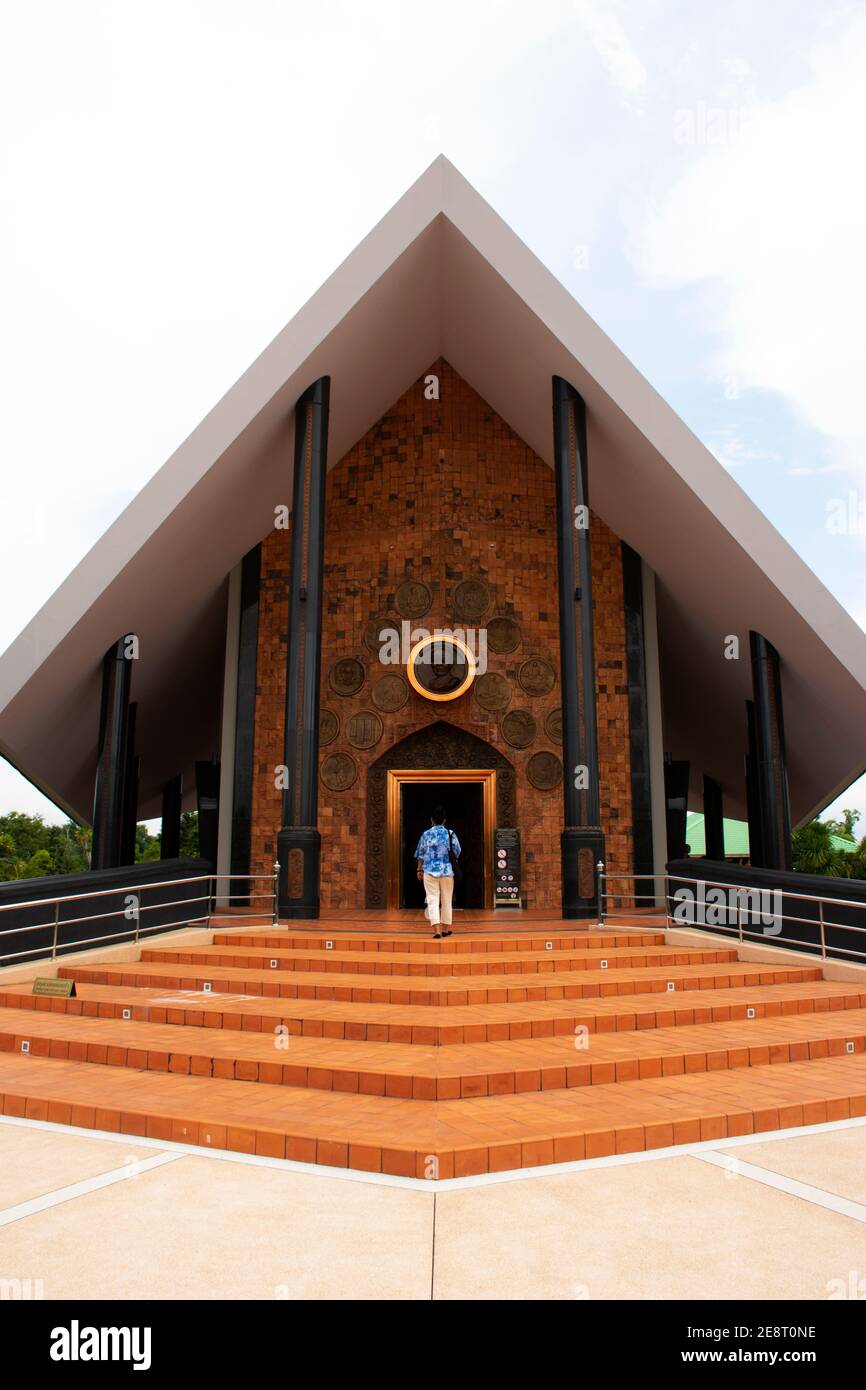 Museo del Venerabile Ajahn Luang Ta Maha Bua Mahatera per I thailandesi e i viaggi stranieri visitano RESPECT pregando a Wat PA Baan Taad o Ban Tat foresta t Foto Stock