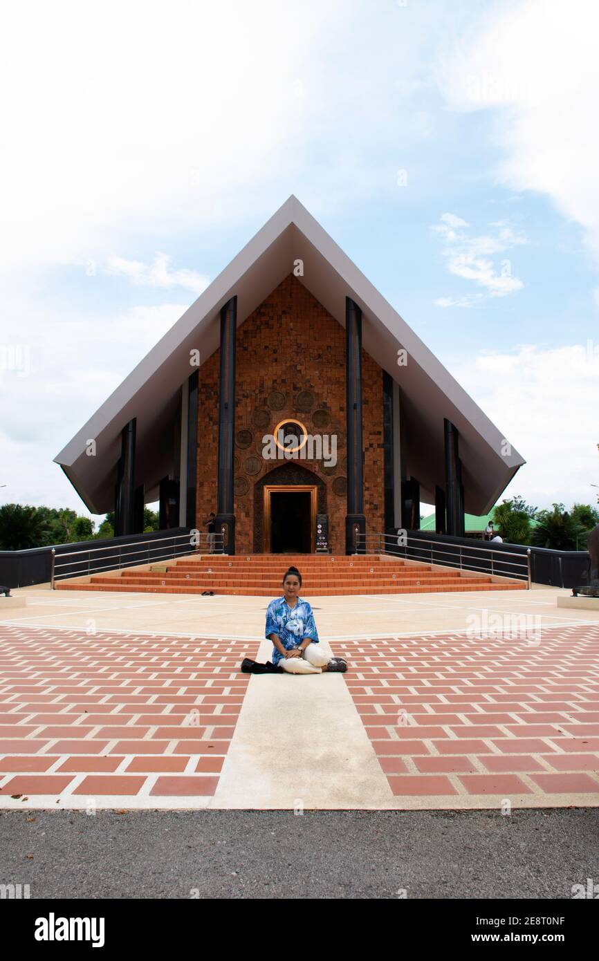 I viaggiatori delle donne thailandesi visitano RESPECT pregando e scattano foto con Museo di Ajahn Luang Ta Maha Bua Mahatera a Wat PA Baan Taad o Ban Tat foresta templ Foto Stock