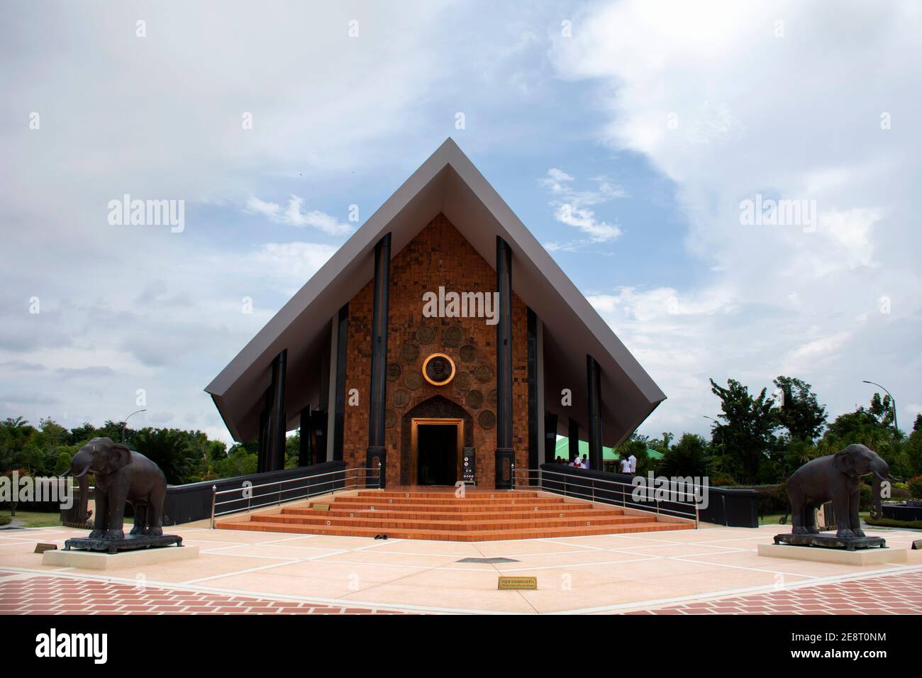 Museo del Venerabile Ajahn Luang Ta Maha Bua Mahatera per I thailandesi e i viaggi stranieri visitano RESPECT pregando a Wat PA Baan Taad o Ban Tat foresta t Foto Stock