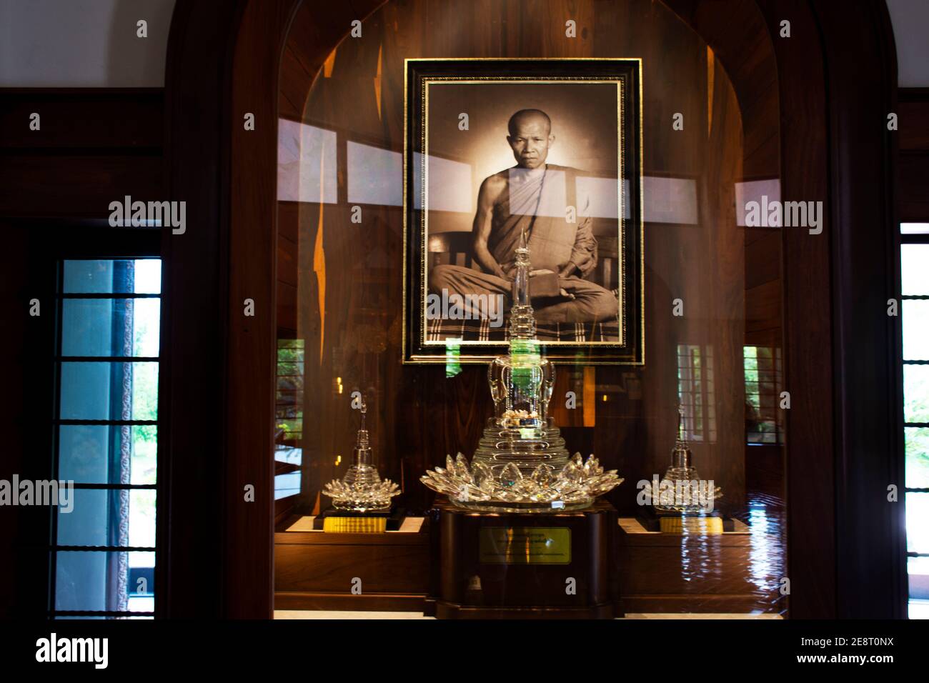 Urna sulle ossa del venerabile Ajahn Luang TA Maha Bua Mahatera per la gente visita RESPECT pregando a. Wat Pa Baan Taad o Ban Tat foresta t Foto Stock