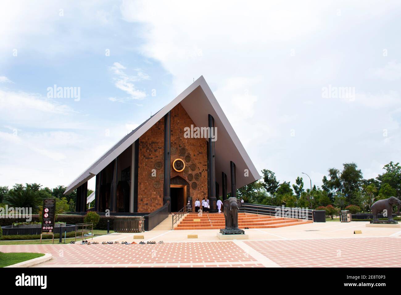 Museo del Venerabile Ajahn Luang Ta Maha Bua Mahatera per I thailandesi e i viaggi stranieri visitano RESPECT pregando a Wat PA Baan Taad o Ban Tat foresta t Foto Stock