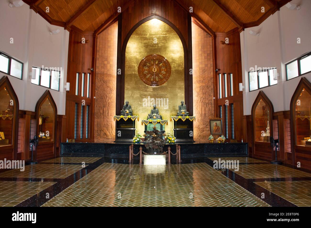 Interni di design e decorare mobili del Museo di Ajahn Luang Ta Maha Bua Mahatera per le persone visita a Wat PA Baan Taad o Ban Tat foresta te Foto Stock
