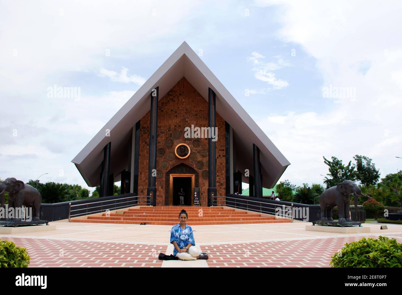 I viaggiatori delle donne thailandesi visitano RESPECT pregando e scattano foto con Museo di Ajahn Luang Ta Maha Bua Mahatera a Wat PA Baan Taad o Ban Tat foresta templ Foto Stock