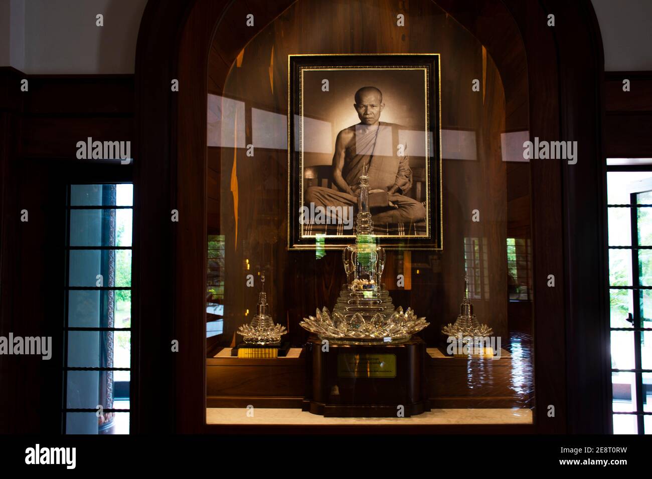 Urna sulle ossa del venerabile Ajahn Luang TA Maha Bua Mahatera per la gente visita RESPECT pregando a. Wat Pa Baan Taad o Ban Tat foresta t Foto Stock