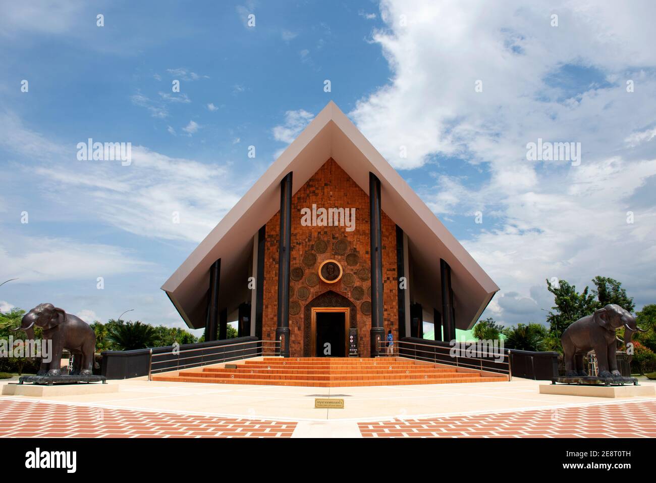 Museo del Venerabile Ajahn Luang Ta Maha Bua Mahatera per I thailandesi e i viaggi stranieri visitano RESPECT pregando a Wat PA Baan Taad o Ban Tat foresta t Foto Stock