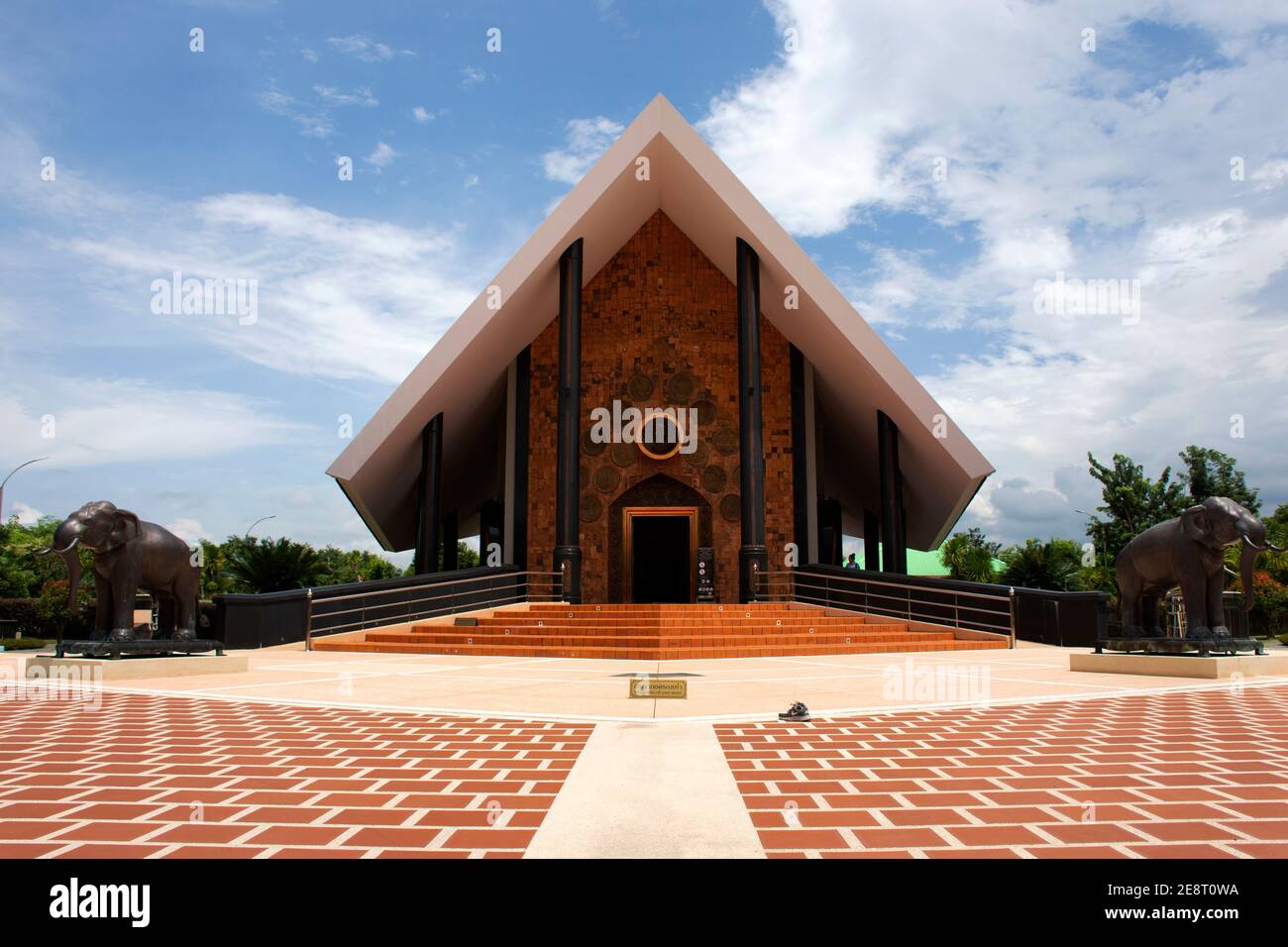 Museo del Venerabile Ajahn Luang Ta Maha Bua Mahatera per I thailandesi e i viaggi stranieri visitano RESPECT pregando a Wat PA Baan Taad o Ban Tat foresta t Foto Stock
