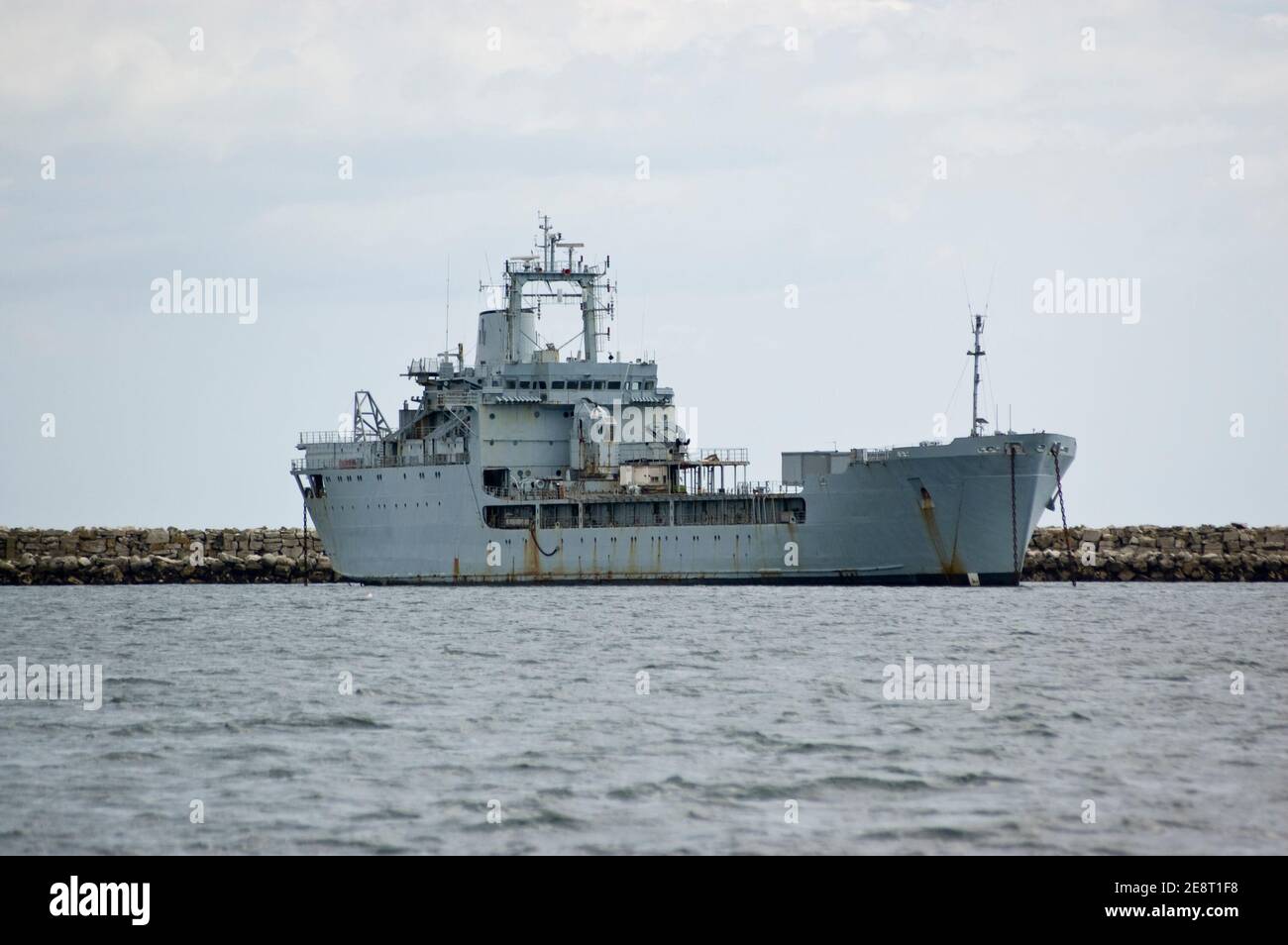 L'ex nave di atterraggio della Royal Navy Sir Tristorm, gravemente danneggiata nella guerra delle Falklands e ora ancorata a Portland Harbour come nave di addestramento per il el Foto Stock