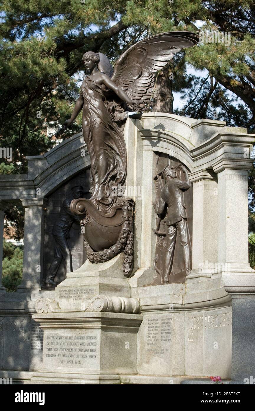 Memoriale per gli ingegneri della nave Titanic. Una statua in bronzo della dea Nike con due targhe che mostrano gli ingegneri alle loro postazioni di lavoro, East Pa Foto Stock