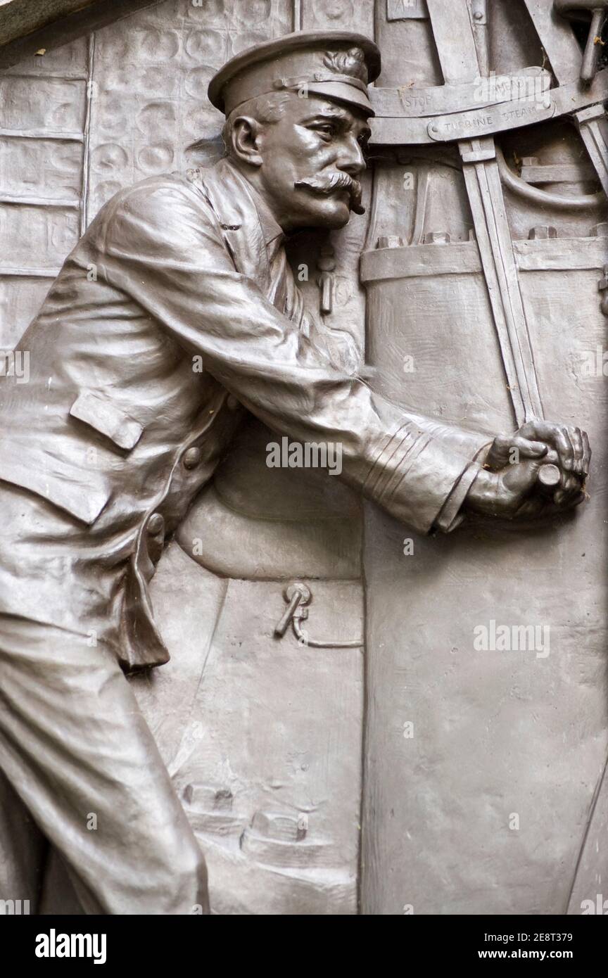 Dettaglio del rilievo bronzeo che mostra gli ingegneri sul Titanic che continuano a utilizzare le attrezzature mentre la nave affonda. Memoriale in esposizione pubblica dal 19 Foto Stock