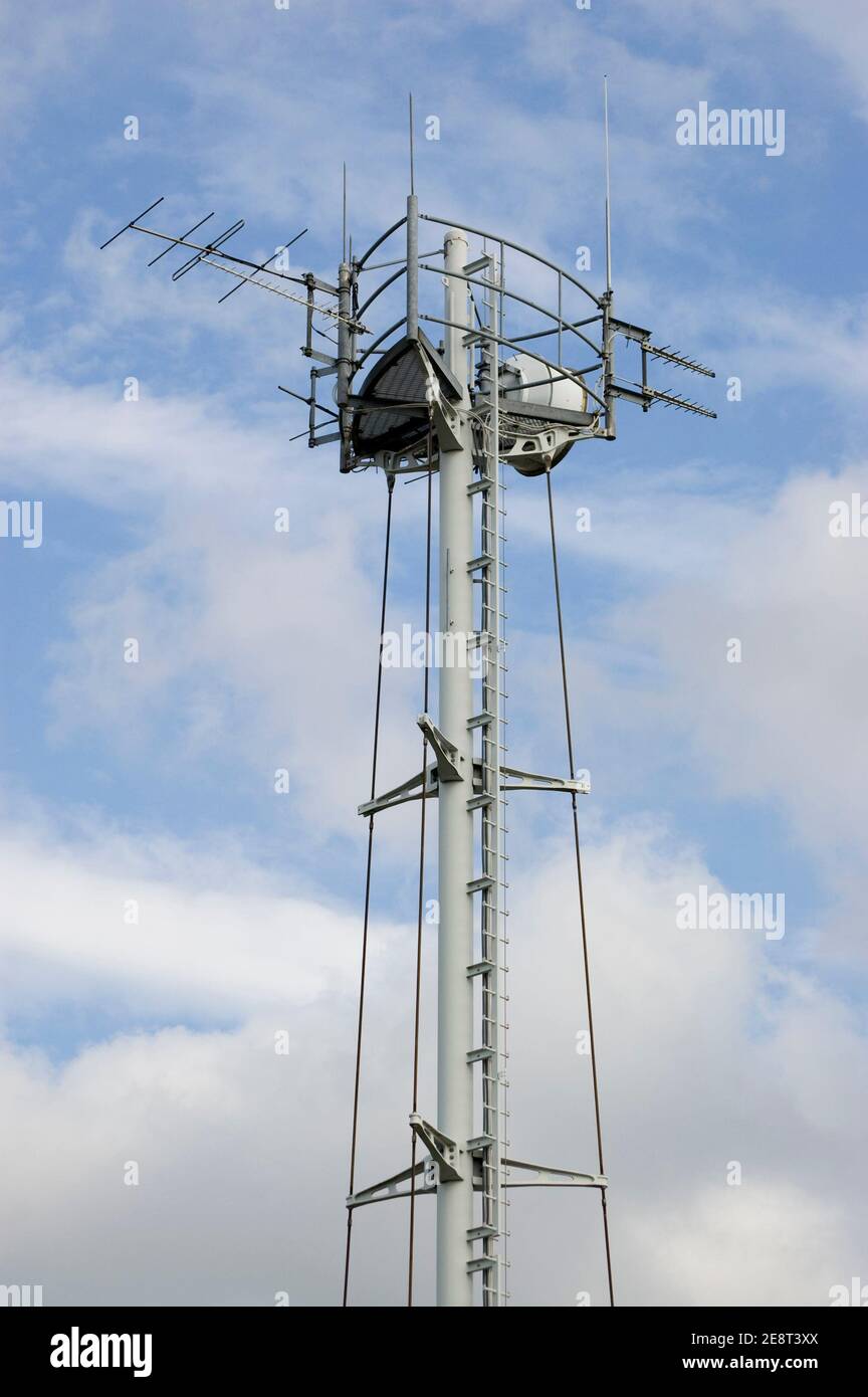 Vista di un'antenna di trasmissione e di una torre aerea costruita per ricevere segnali radio e microonde. Foto Stock