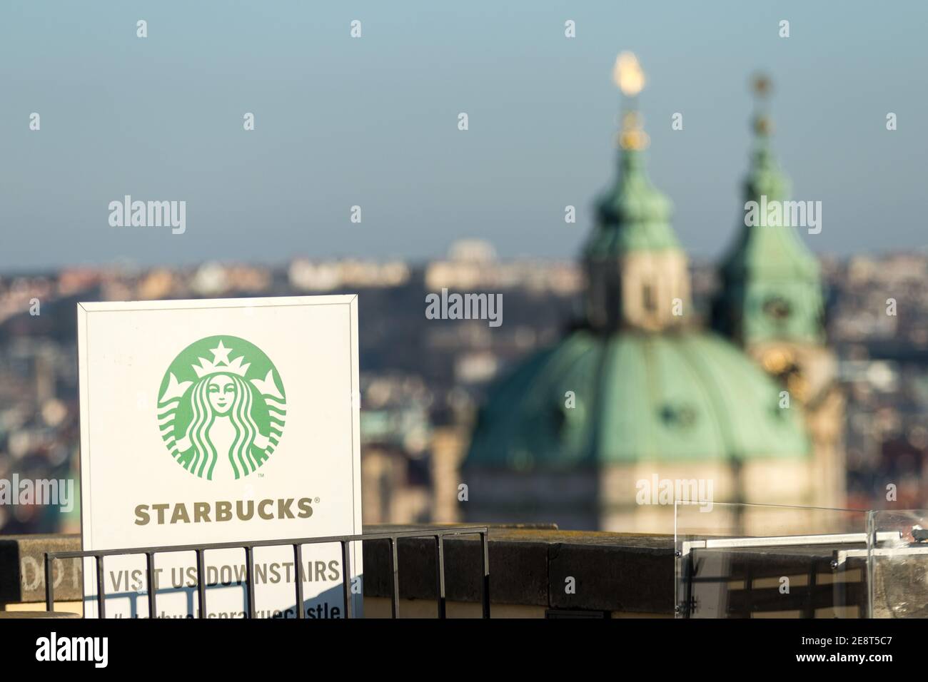 Starbucks Coffee filiale nel vicino quartiere del Castello di Praga a Kajetanka, ex monastero il 31 gennaio 2021 a Praga, Repubblica Ceca. Soleggiata Foto Stock
