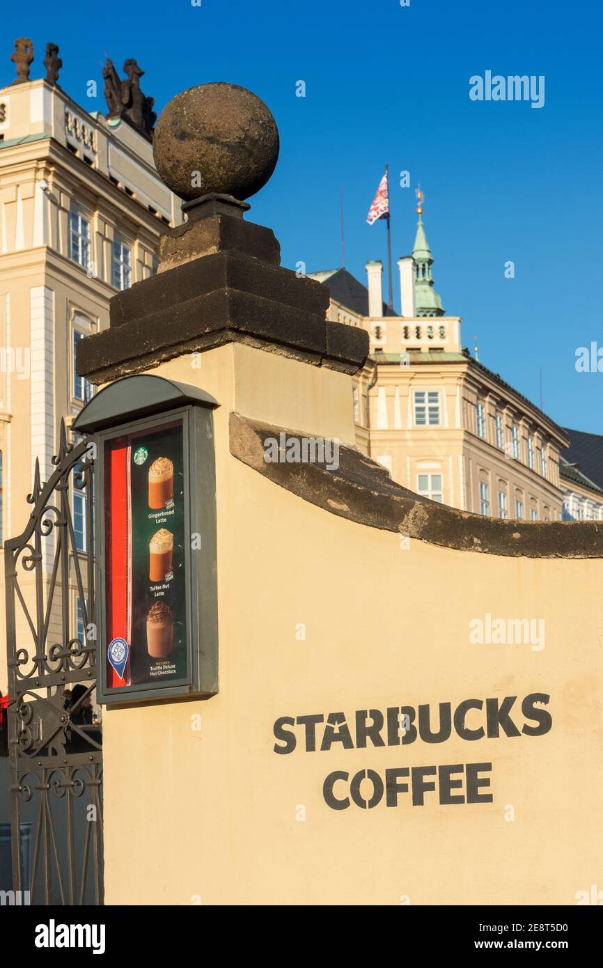 Starbucks Coffee filiale nel vicino quartiere del Castello di Praga a Kajetanka, ex monastero il 31 gennaio 2021 a Praga, Repubblica Ceca. Soleggiata Foto Stock