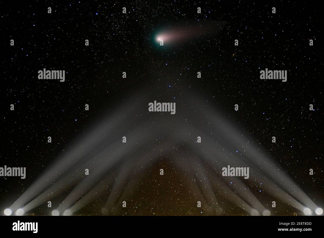 L'asteroide della cometa vola verso la terra, illuminato da faretti. Gli elementi di questa immagine forniti dalla NASA. Foto Stock