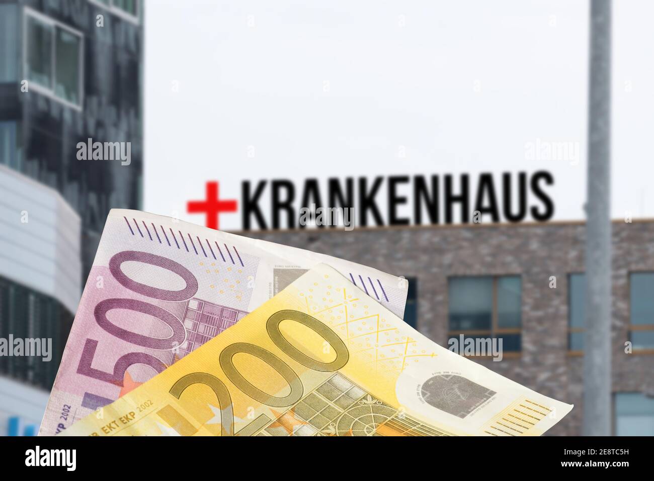 Un ospedale e banconote in euro Foto Stock