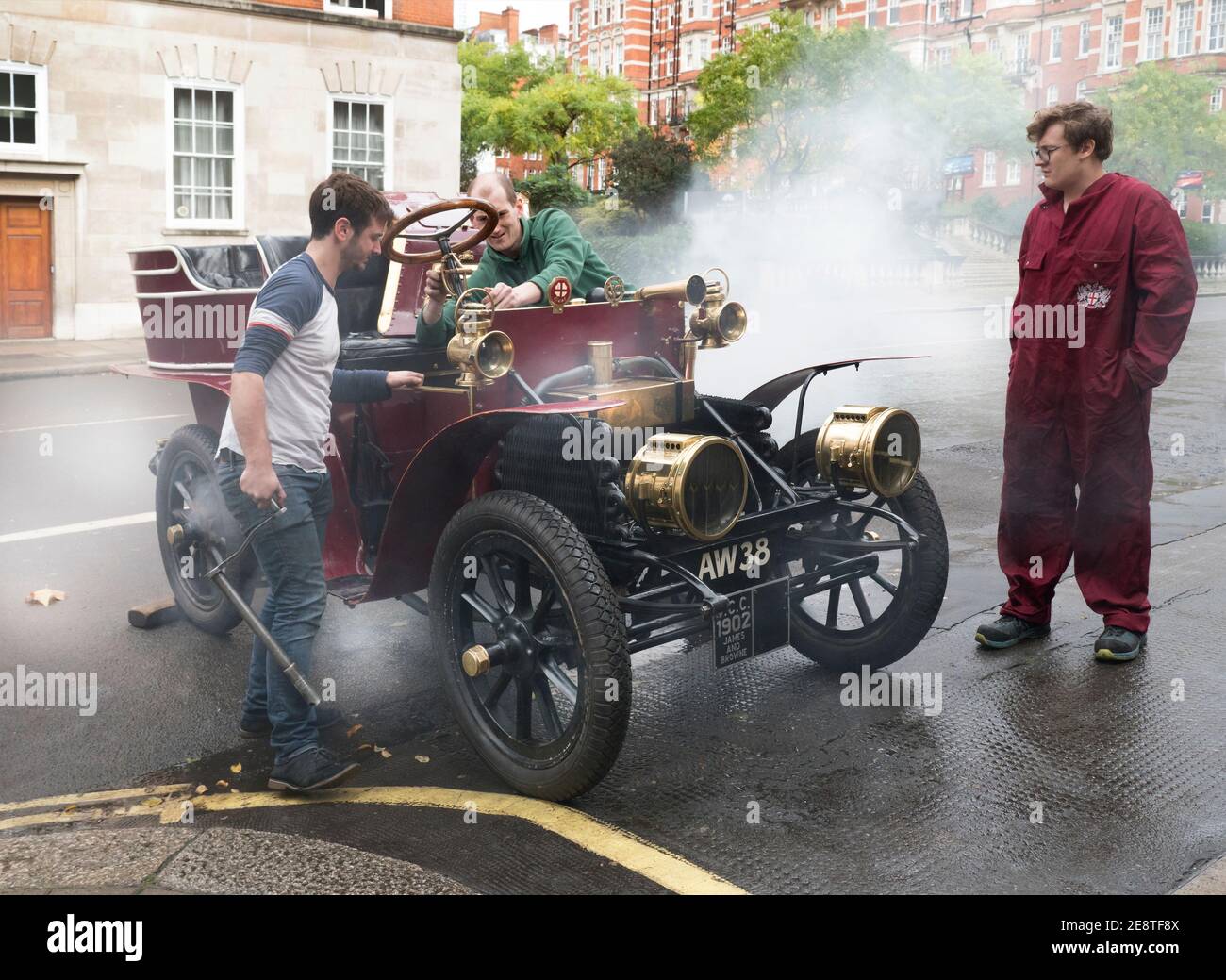 Gli studenti che lavorano sulla a 1902 James & Browne sono entrati dall'Imperial College a Londra per la corsa in auto Brighton Veteran. 2019 Foto Stock
