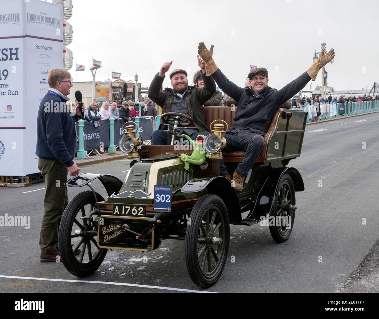 1904 De Dion Bouton arrivo alla fine della Londra per la corsa Veteran di Brighton. 2019 Foto Stock