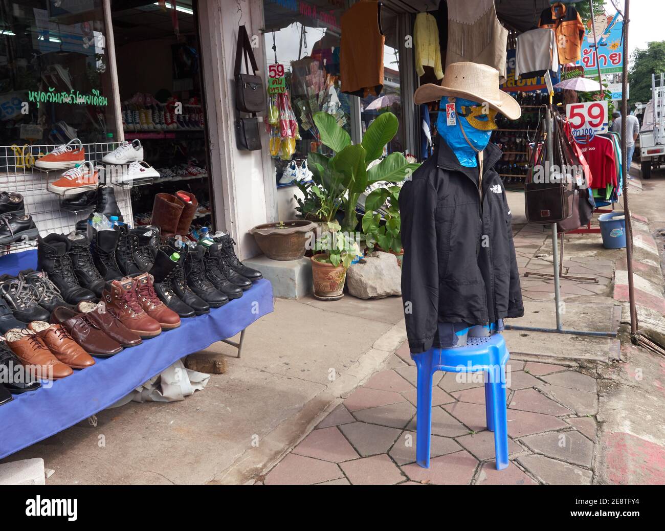 Un manichino in camuffamento su un negozio di calzature Foto Stock
