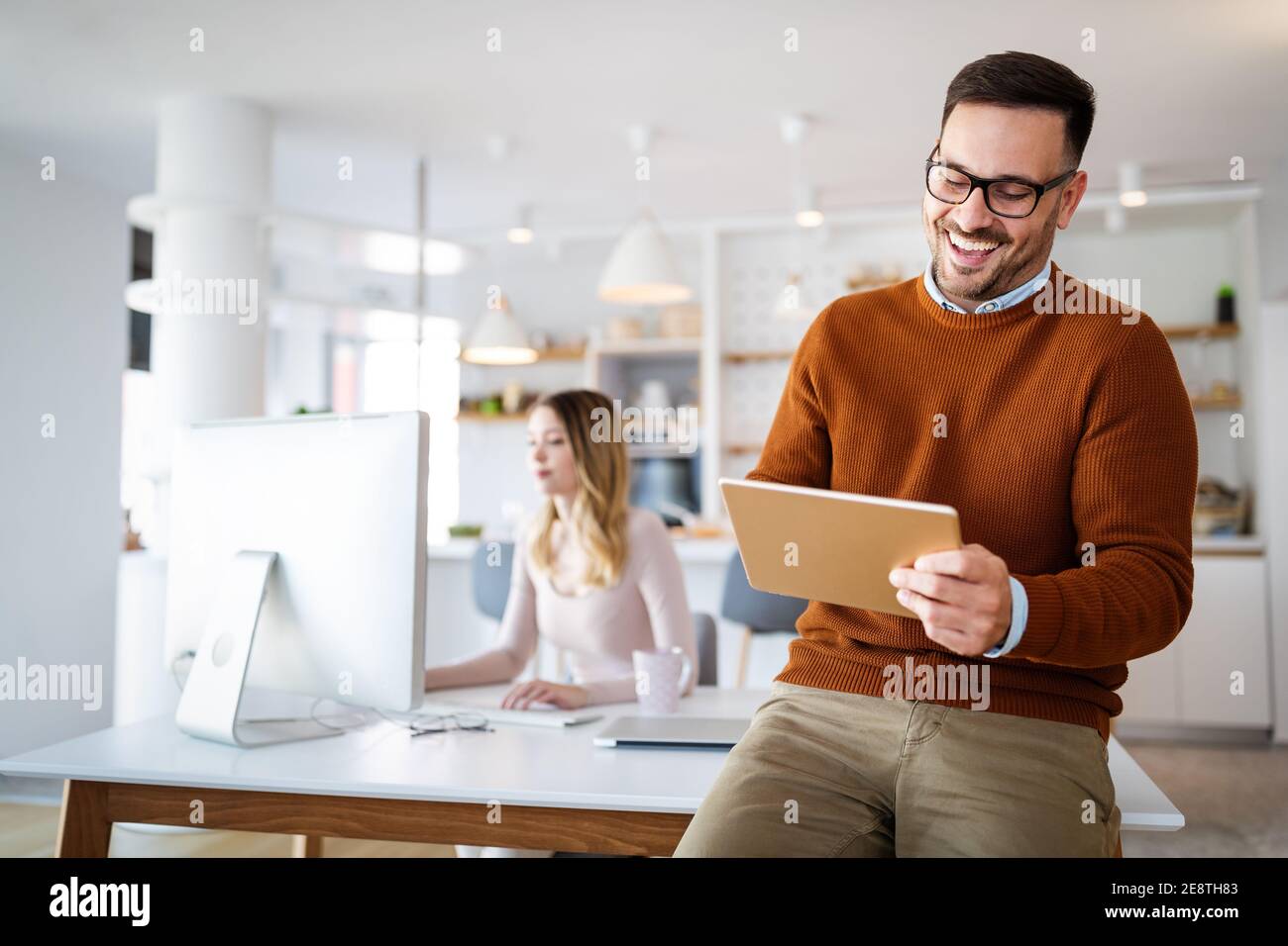 Bell'uomo d'affari che usa il tablet in ufficio. Tecnologia, business, concetto di persone. Foto Stock