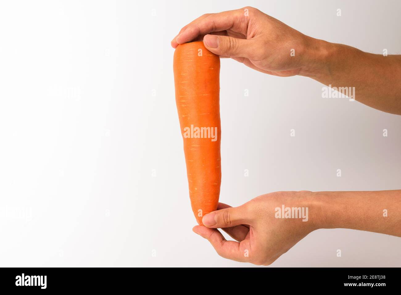 Le carote fresche su sfondo bianco Foto stock - Alamy