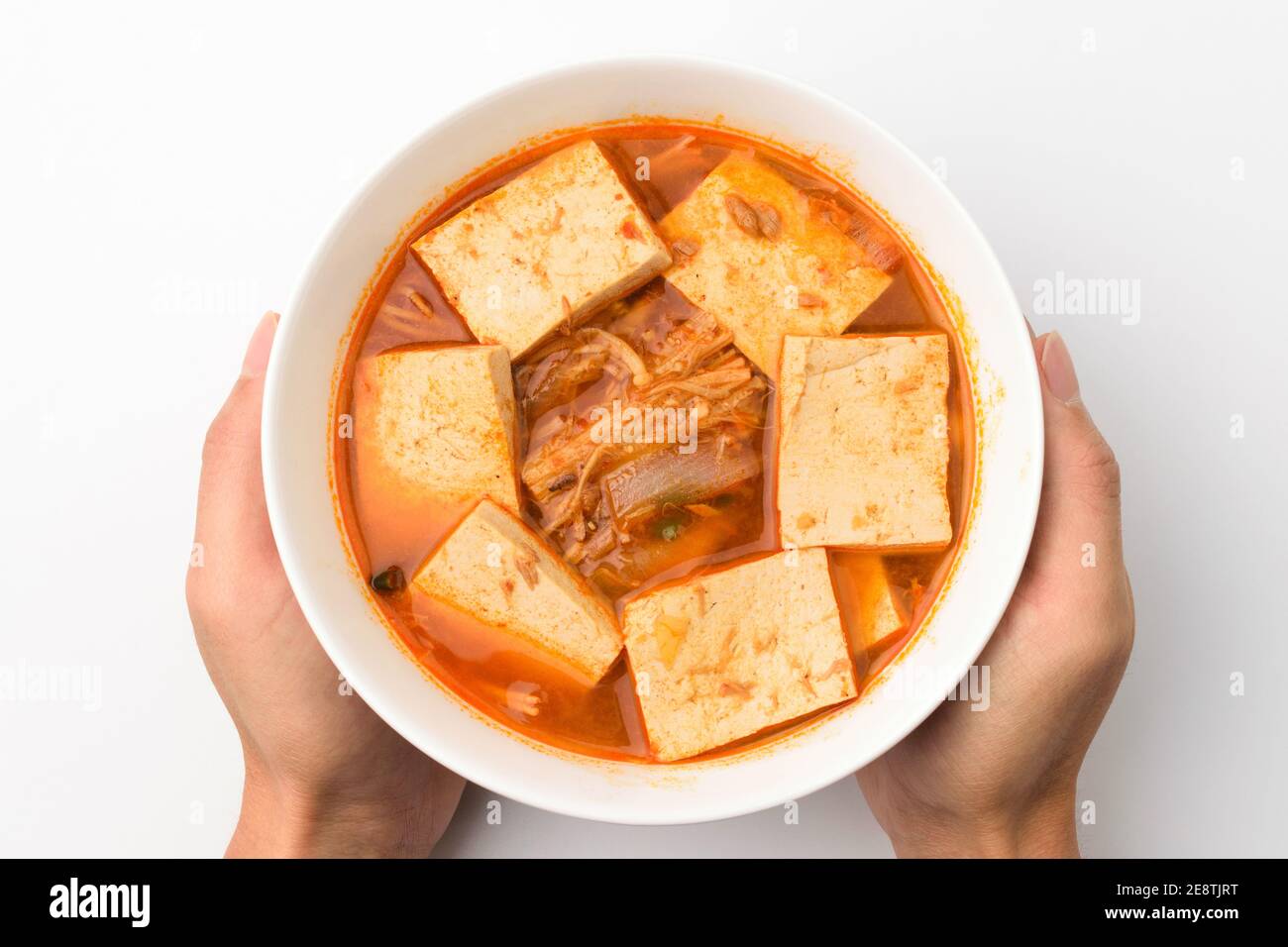 Stufato di tofu su sfondo bianco Foto Stock