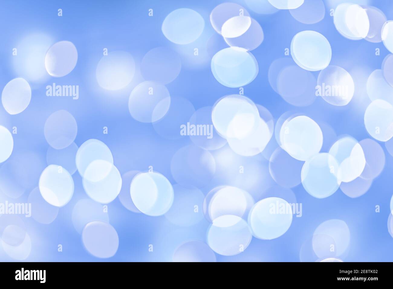 Blu chiaro e bianco vacanza bokeh Natale sfondo Foto Stock
