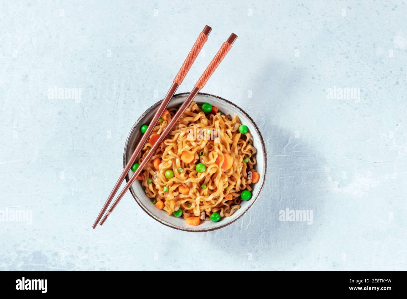 Tagliatelle con verdure, con bastoncini, sparati dall'alto Foto Stock