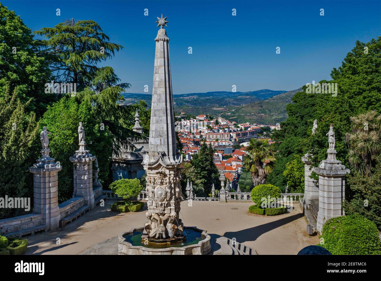 Obelisco barocco, statue a scalinata al Santuario de Nossa Senhora dos Remedios, luogo di pellegrinaggio a Lamego, regione del Nord, Portogallo Foto Stock