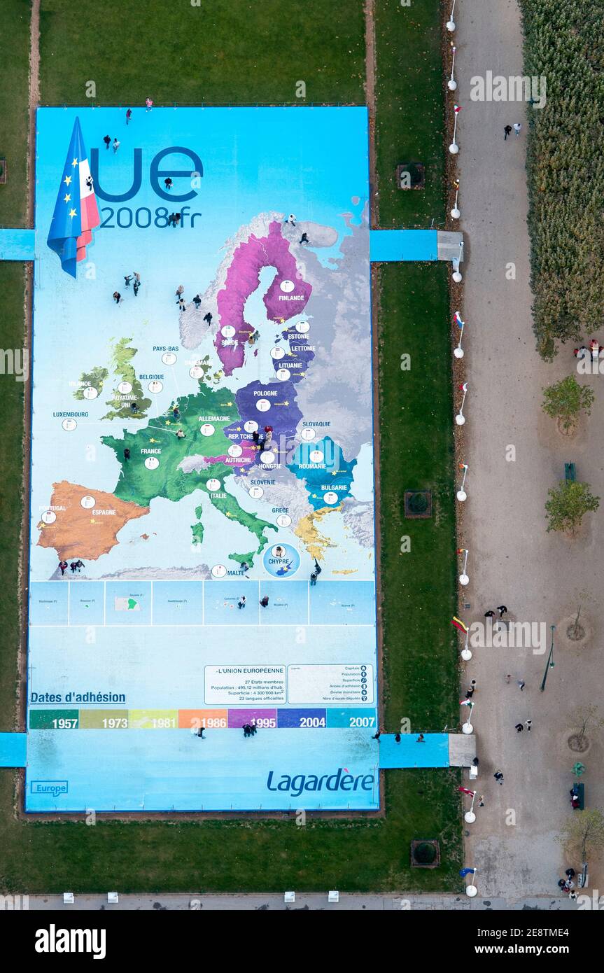 La gente esplora una mappa dell'Europa alla Torre Eiffel per celebrare la Presidenza francese del Consiglio dell'Unione europea a Parigi, Francia, 2008. Foto Stock