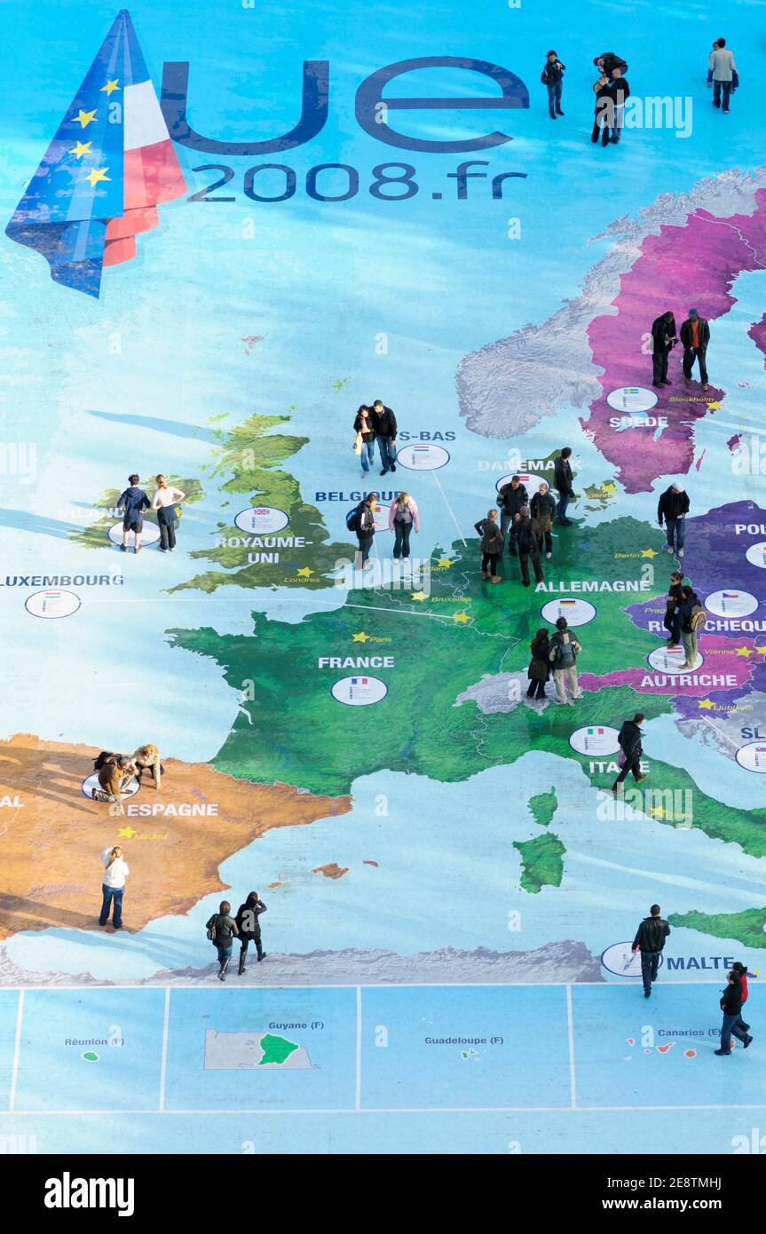 La gente esplora una mappa dell'Europa alla Torre Eiffel per celebrare la Presidenza francese del Consiglio dell'Unione europea a Parigi, Francia, 2008. Foto Stock