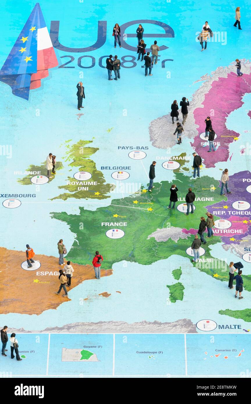 La gente esplora una mappa dell'Europa alla Torre Eiffel per celebrare la Presidenza francese del Consiglio dell'Unione europea a Parigi, Francia, 2008. Foto Stock