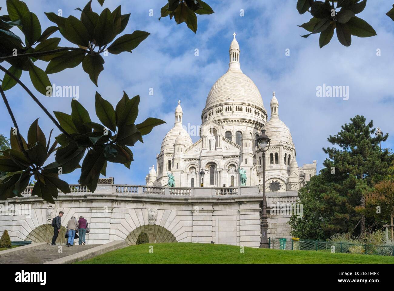 Basilica del Sacré-Cœur - Basilica del Sacro cuore di Parigi vista dalla base della butte Montmartre Foto Stock